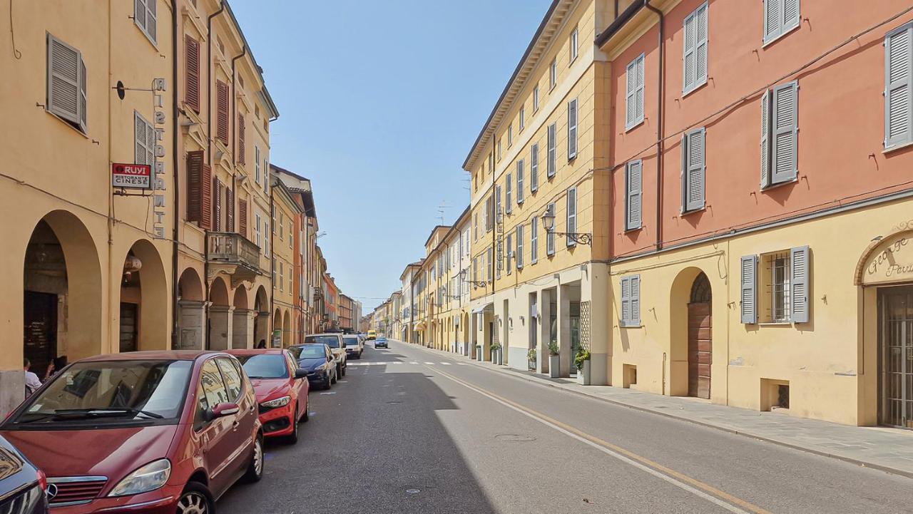 Alle Porte Del Centro - Guest House - Reggio Emilia - Ingresso Centro Storico - Parcheggio Gratuito ภายนอก รูปภาพ